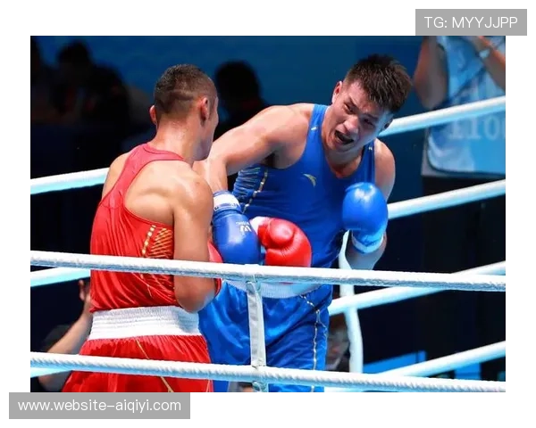 拳击老将刘伟跪别拳台,折叠战袍深情亲吻赛场 拳击老将刘伟跪别拳台,折叠战袍深情亲吻赛场